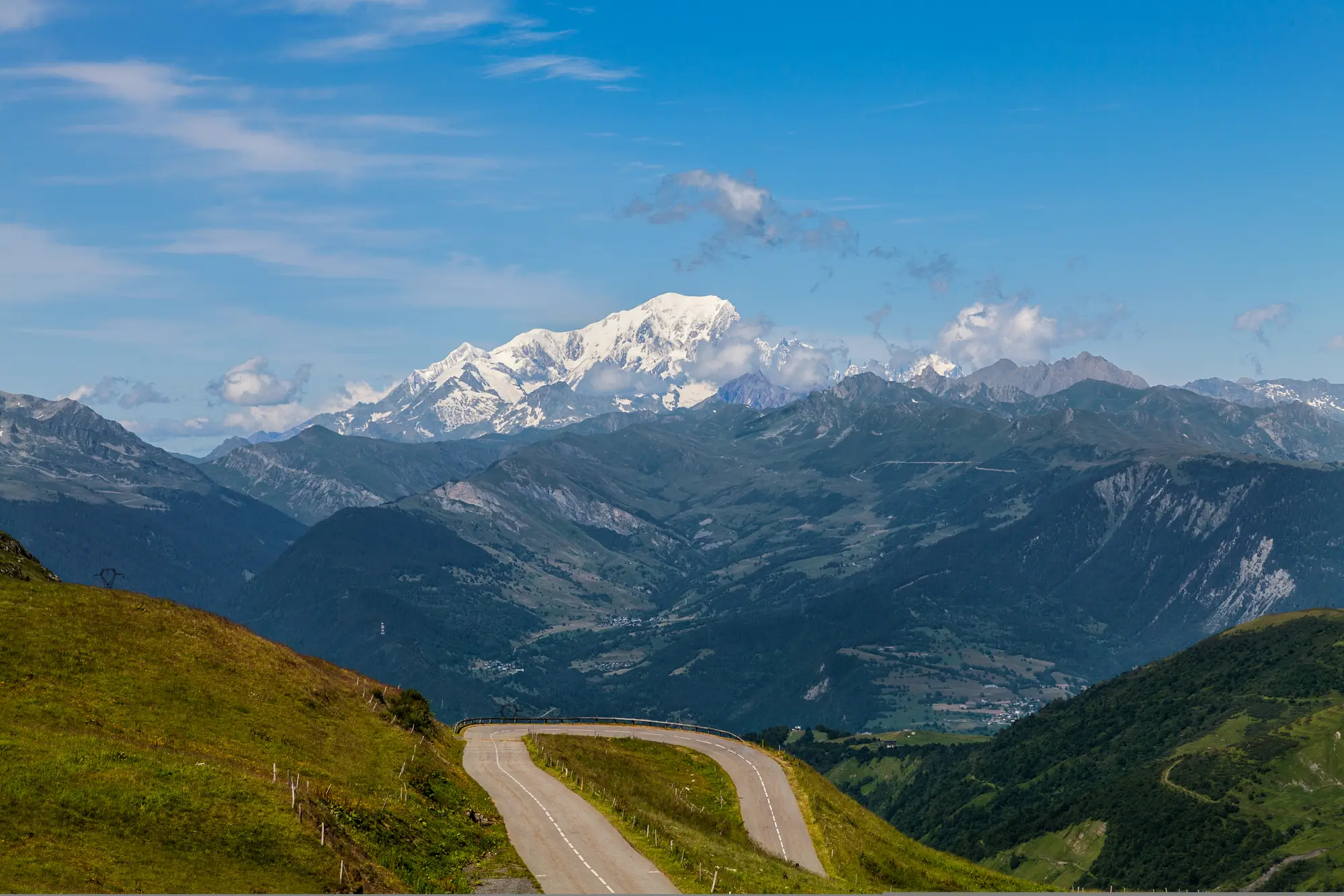 Vue sur le Mont Blanc depuis le Col de la Madeleine, près de Saint-François-Longchamp
