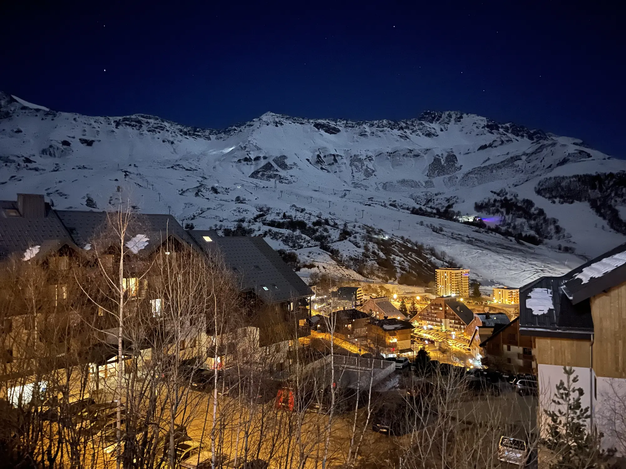 Saint-François-Longchamp de nuit, station de sports d'hiver en Maurienne