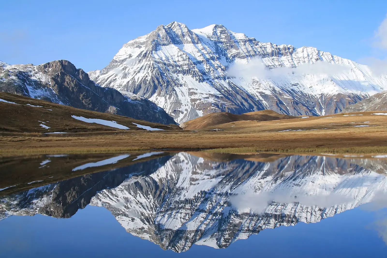 Le lac de Bellecombe au-dessus de Val Cenis, reflet parfait des sommets enneigés au printemps en Haute-Maurienne